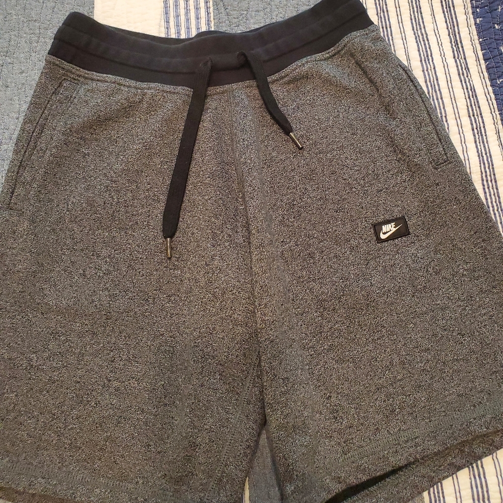Nike sweatshorts drawstring adjustable size medium in light heathered gray